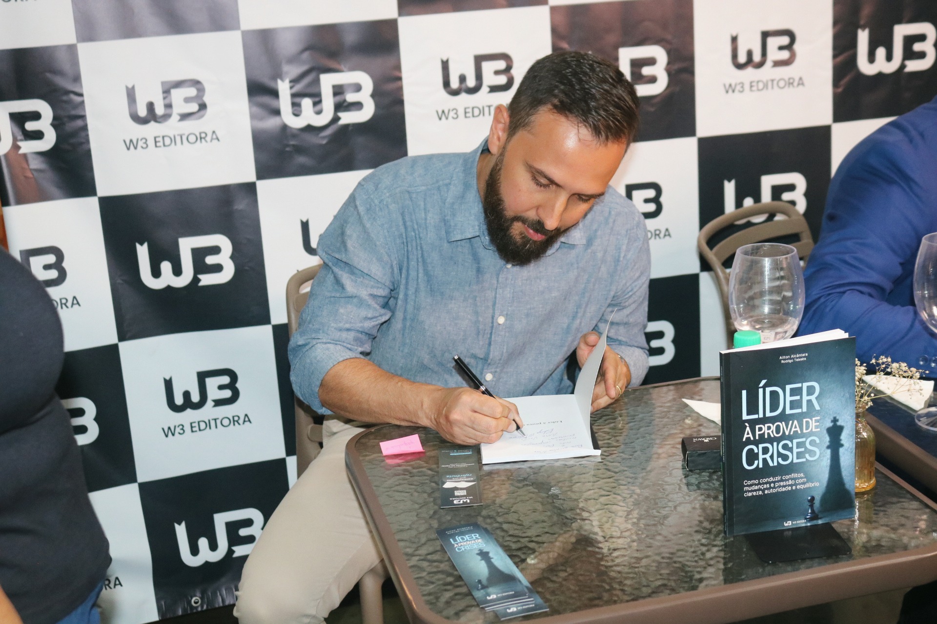 Registro 02 do lançamento de Líder à Prova de Crises na Livraria Ramalhete, em Belo Horizonte, em 15 de outubro de 2026