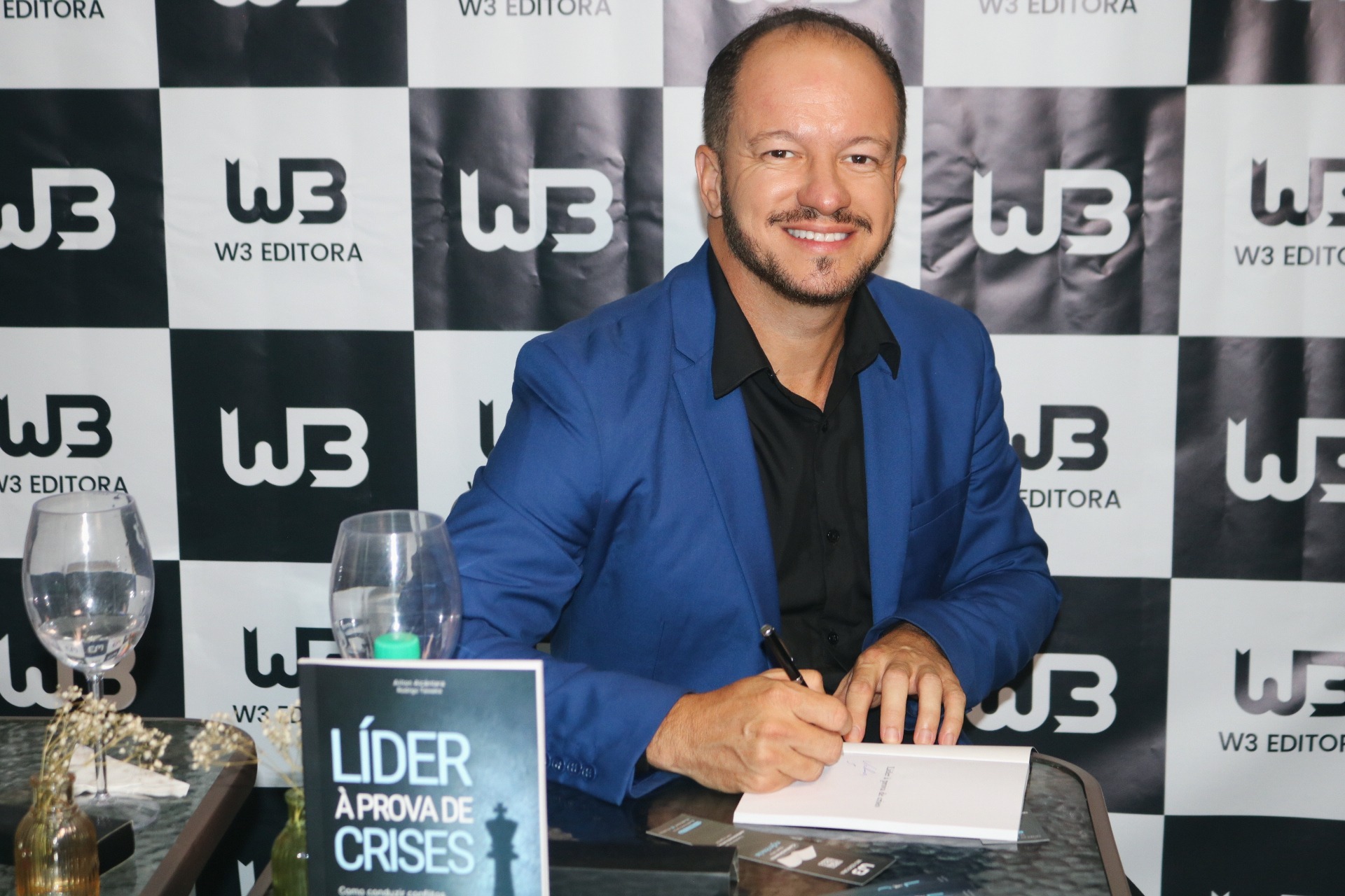 Registro 15 do lançamento de Líder à Prova de Crises na Livraria Ramalhete, em Belo Horizonte, em 15 de outubro de 2026