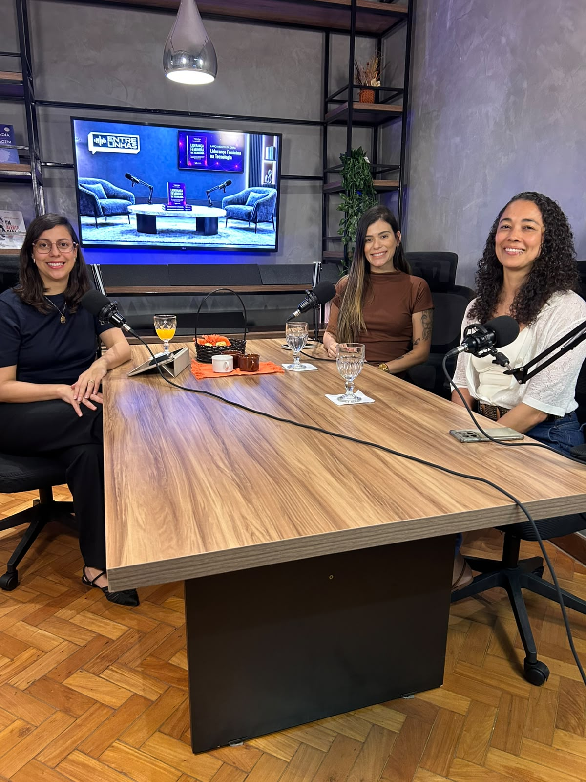 Encontro no estúdio Entrelinhas para uma conversa sobre Liderança Feminina na Tecnologia